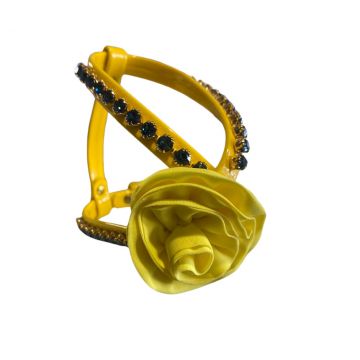 Ham ajustabil, galben, din piele ecologica, decorat cu lantisor din cristale Swarovski si trandafir asortat, circumferinta piept 31-35 cm x circumferinta gat 26 cm