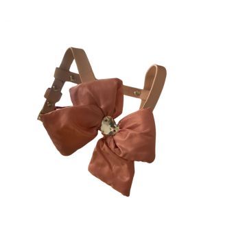 Ham ajustabil, roz, infrumusetat cu funda matlasata si inimoara din cristal Swarovski, circumferinta piept 31-35 cm x circumferinta gat 26 cm