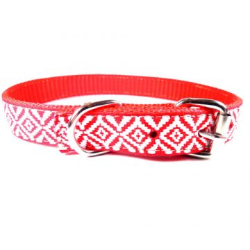 Zgarda ajustabila din chinga, rosie cu imprimeu traditional, sistem de inchidere cu catarama metalica, 25 mm x 58 mm